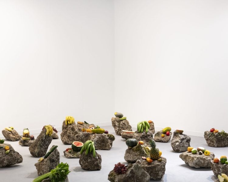 Edgar Calel, Ru k’ox k’ob’el jun ojer etemab’el (The Echo of an Ancient Form of Knowledge), 2021, installation - Performance, 1 person, rocks, fruit and vegetables. Photograph: James Retief. Courtesy of the artist, Tate Modern and Proyectos Ultravioleta, Guatemala City.