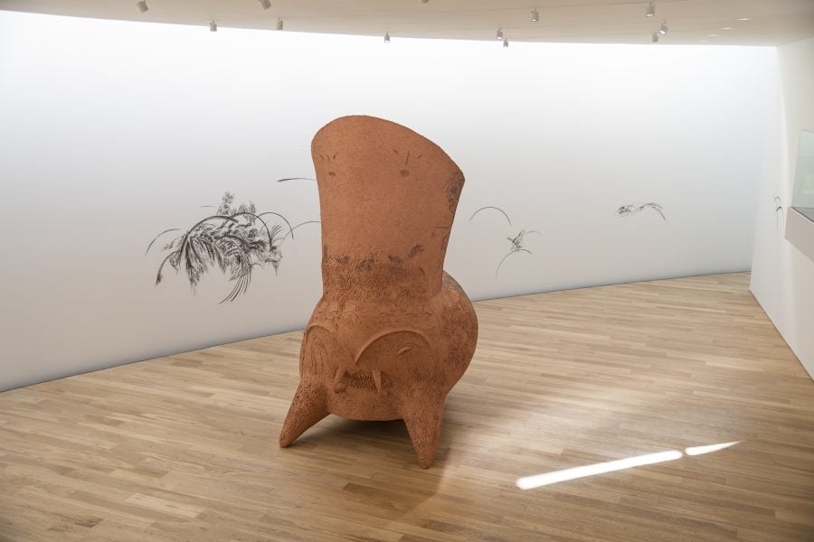 Gabriel Chaile, Los Jóvenes Recordaron sus Canciones (installation view) 2025, adobe brick and metallic structure, charcoal, 4000 × 1800 × 2500cm. Photography: Francisca Vivo. Courtesy of the artist and Fundación Cervieri Monsuárez, Departamento de Maldonado.