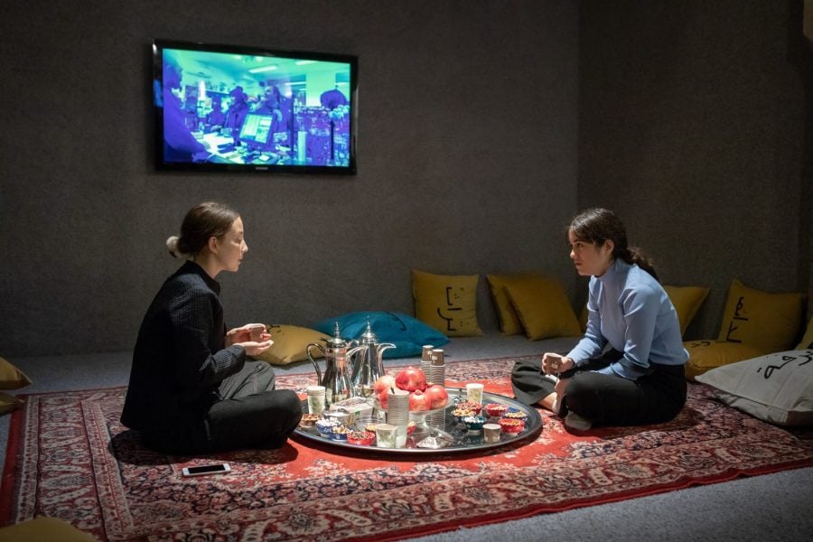 DAAR, AL MADHAFAH – THE LIVING ROOM, 2016- ongoing, pillows, carpet, monitor, 5 meters. Courtesy of the artists © Alessandro Petti
