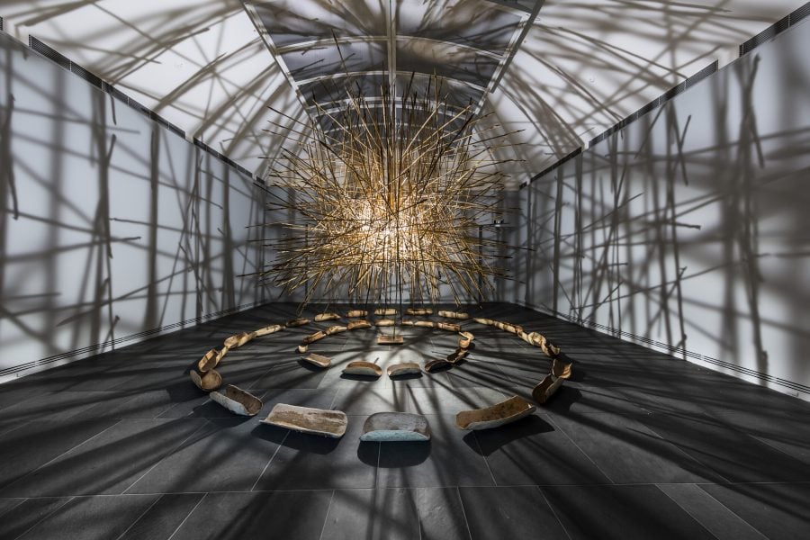 Kulata Tjuta, Kulata Tjuta (installation view, from the series Black Mist), 2017, 1000 spears with coolamon, Mulga, spearwood, spinifex resin, kangaroo tendon, 6 channel DVD with sound dimensions. Photograph: Saul Steed. Courtesy of the artist and APY Art Centre Collective. Copyright APY Art Centre Collective. 
