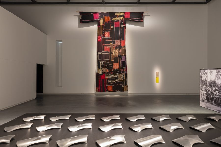 Back to front: Khalil Rabah, Common Threads, 2025. Commissioned by the Biennale of Sydney and Rubaiya Qatar, Qatar Museums. Courtesy of the artist and Sfeir-Semmler Gallery, Beirut/Hamburg © Khalil Rabah. Benjamin Work, PĀPAAKI, 2026. Commissioned by the Biennale of Sydney with generous assistance from Creative New Zealand and The Chartwell Charitable Trust. Courtesy of the artist © Benjamin Work. Installation view, 25th Biennale of Sydney, Rememory, 2026, Chau Chak Wing Museum. Photograph: David James. 
